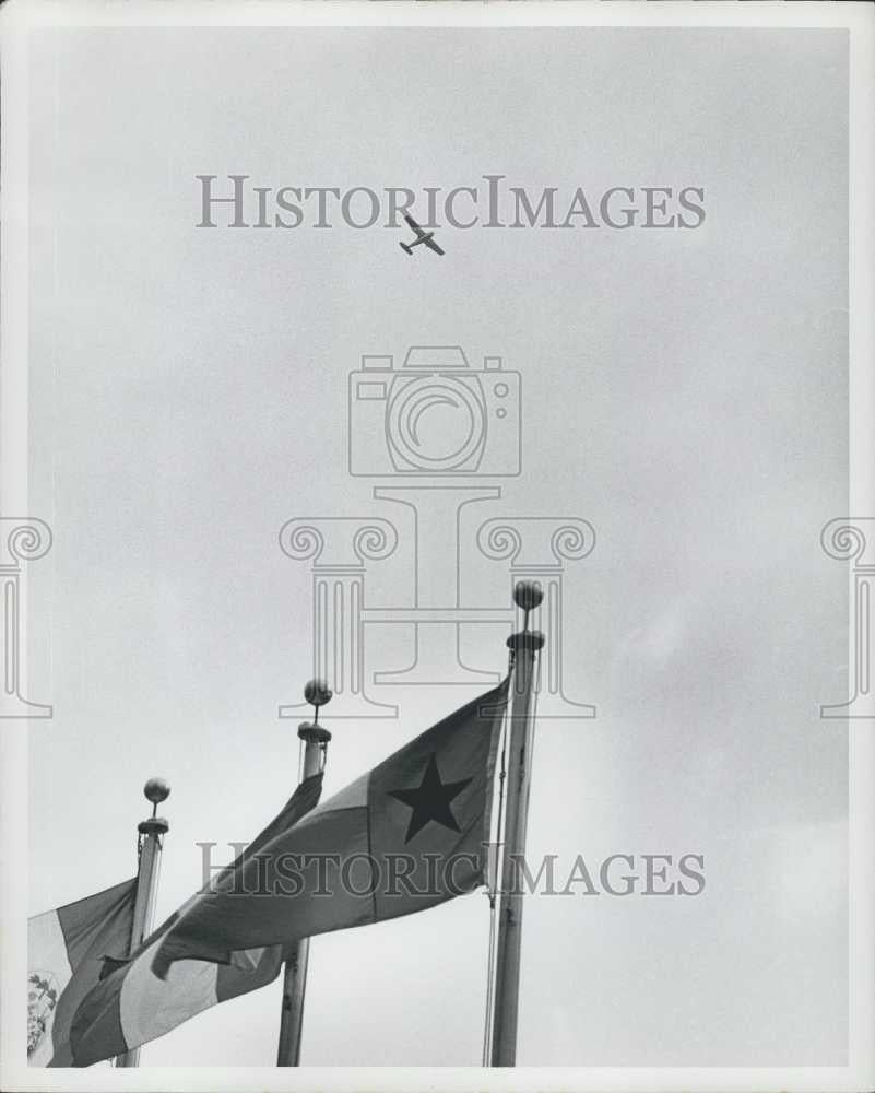 1979 Press Photo Plane Circling UN Building Had Building Evacuated In New York - Historic Images