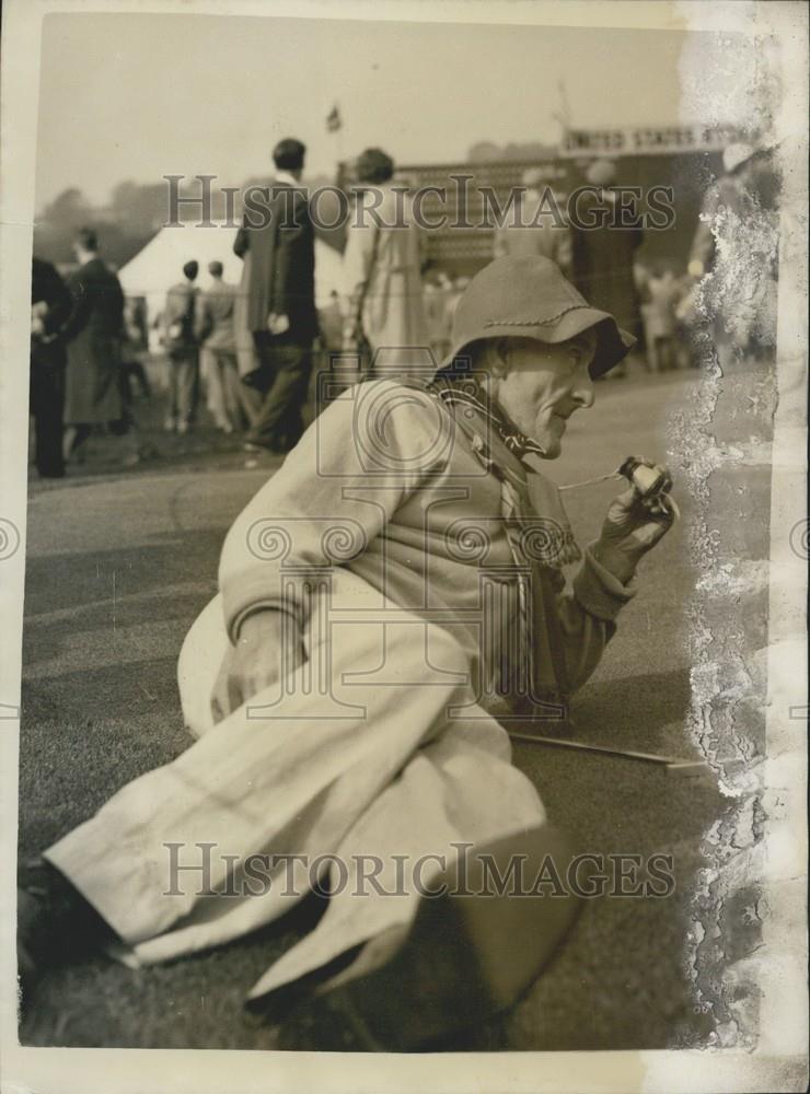 1957 Press Photo Max Faulkner watching every golf shot through his opera glass - Historic Images