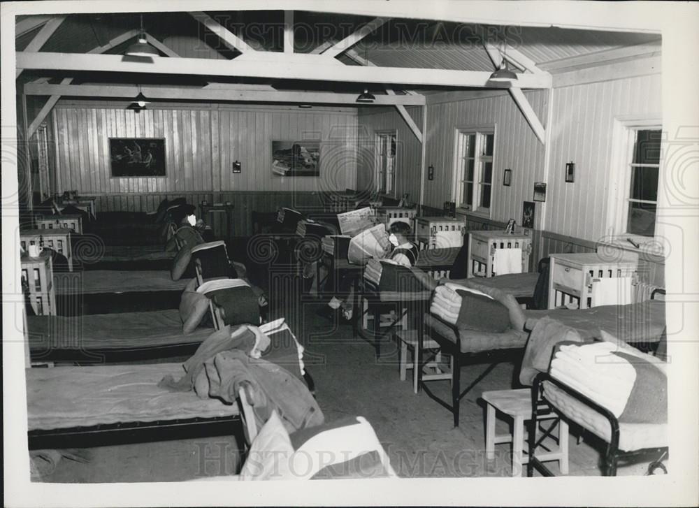 Press Photo The interior of the Prisoners living quarters - Historic Images