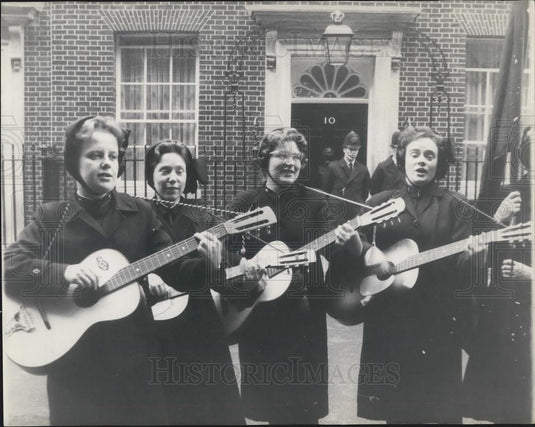 1963 Press Photo Salvation Army Group Get With It Campaign Singing Women - Historic Images