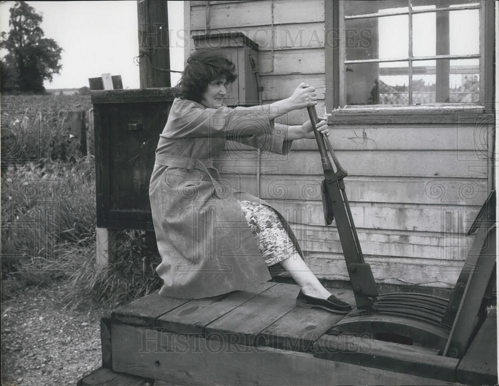 Press Photo Mrs. Kathleen Willingham at her 91-Hour Week Job British Rail Road - Historic Images