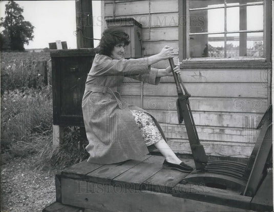 Press Photo Mrs. Kathleen Willingham at her 91-Hour Week Job British Rail Road - Historic Images