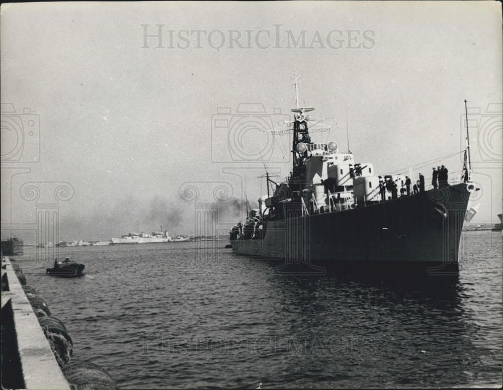 1956 Press Photo British destroyer HMS Defender visits Haifa - Historic Images