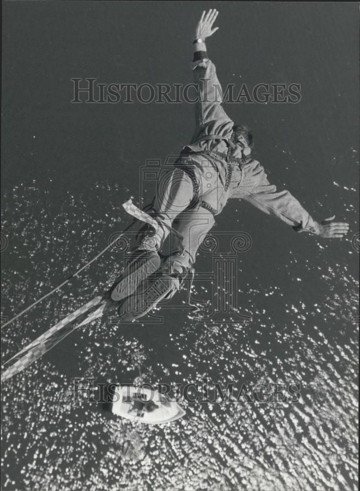 1991 Press Photo Olivier Favre Banji-Jumping Switzerland River Doubes - Historic Images