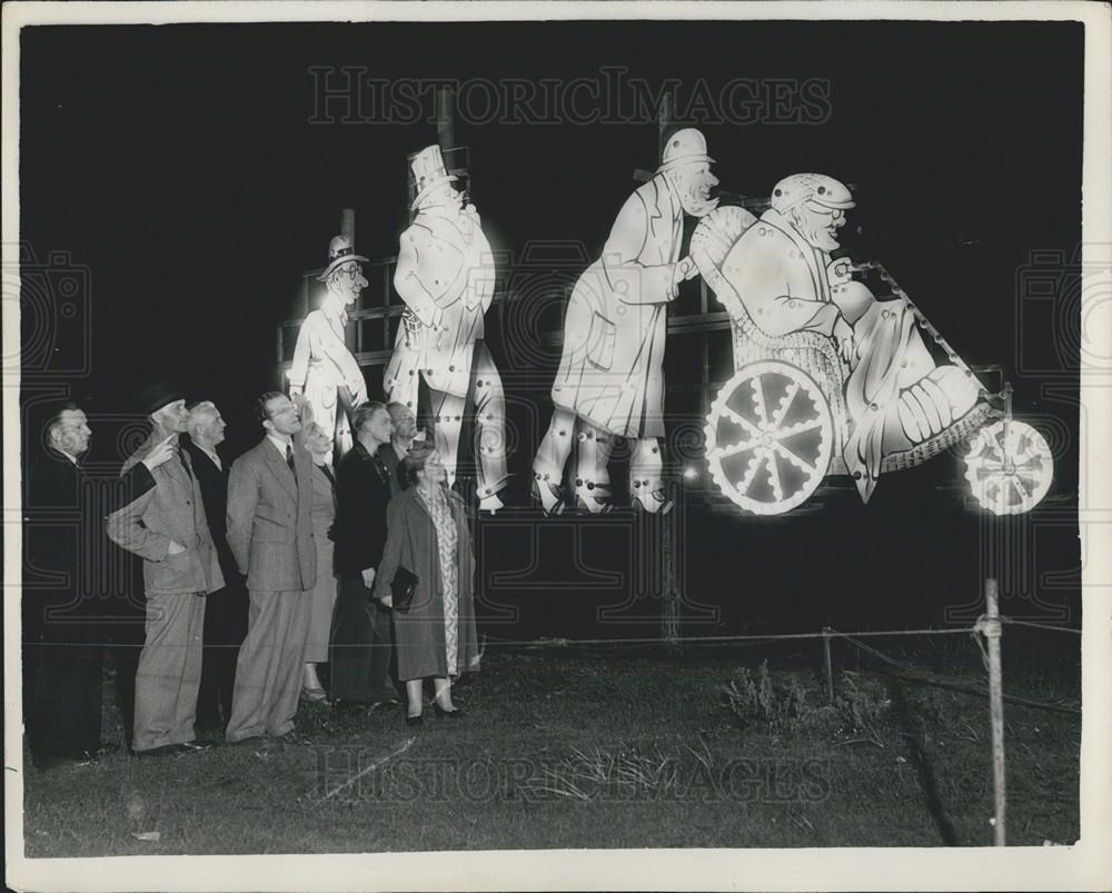 1951 Press Photo TUC Delegates See Blackpool Illuminations - Historic Images