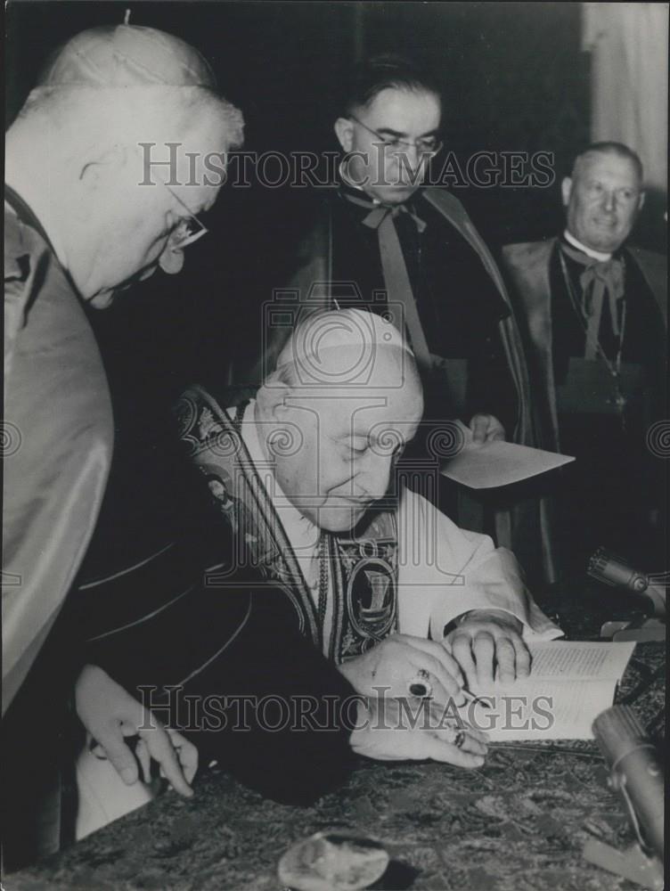 1963 Press Photo The Pope, Giovanni XXIII the Papal Encyclical &quot;Pacem in Terri&quot; - Historic Images