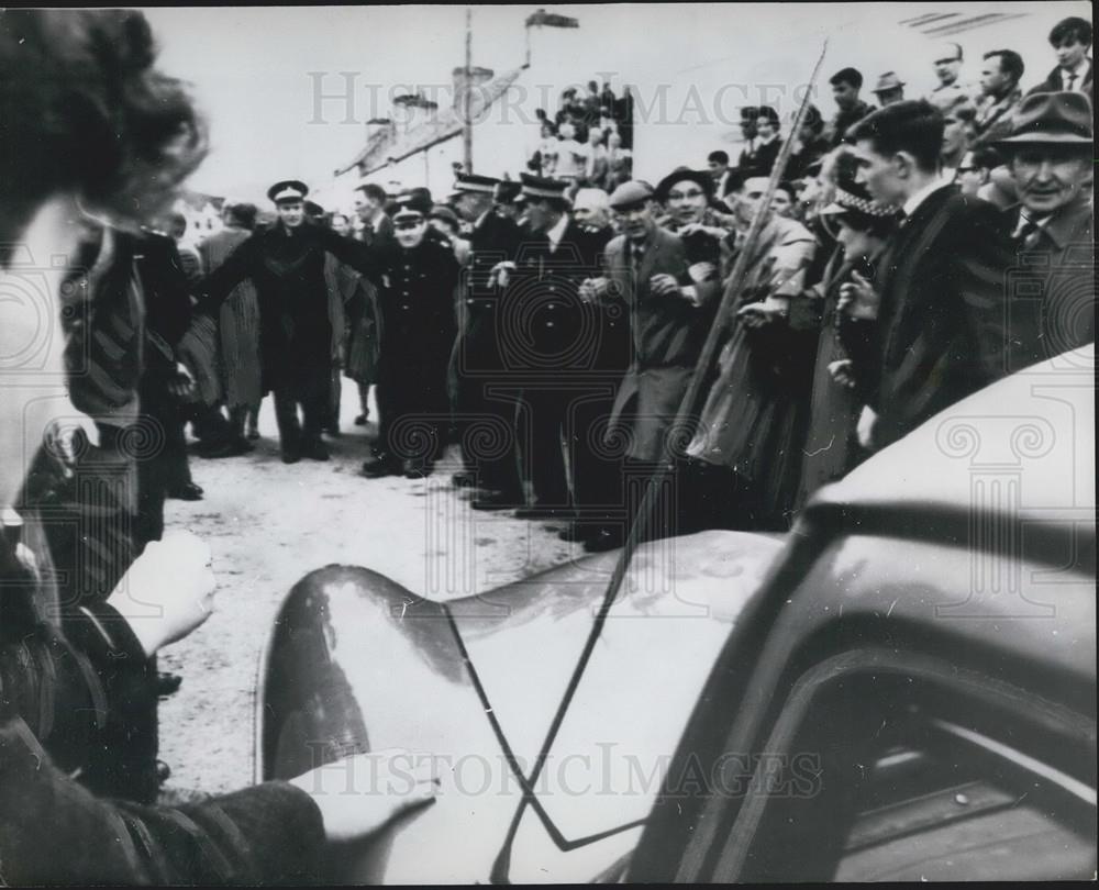 1965 Press Photo Fourteen Islanders Arrested During Attempt to Stop Traffic - Historic Images