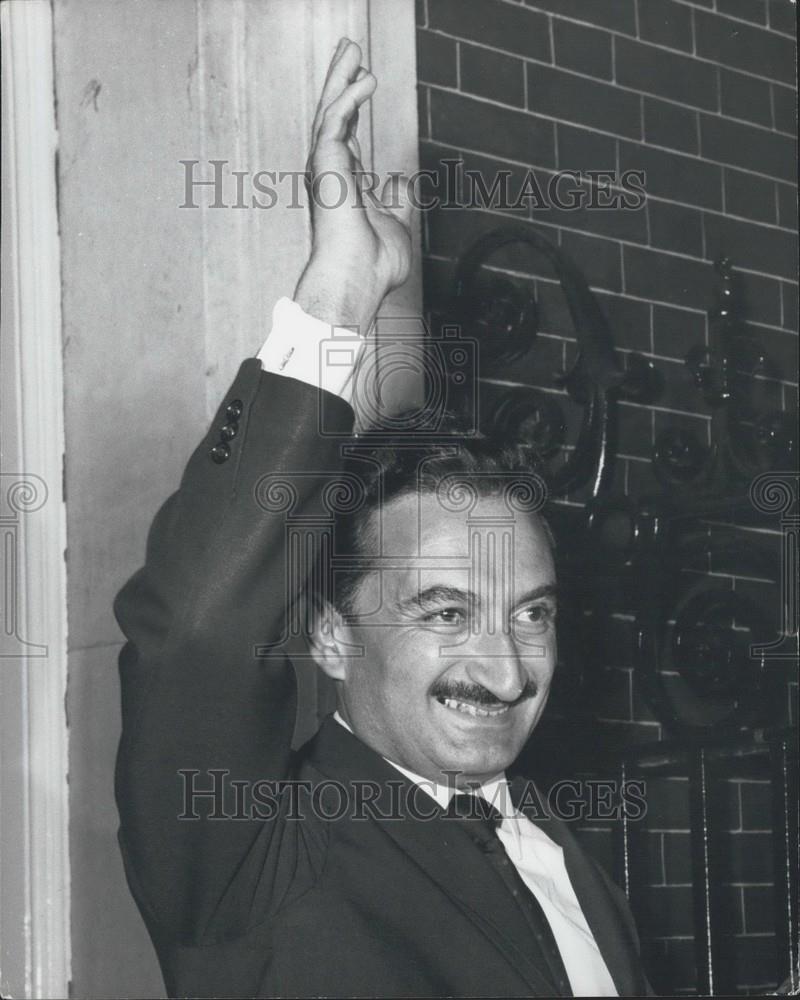 1974 Press Photo Turkish Prime Minister Waving To Crowd 10 Downing Street - Historic Images