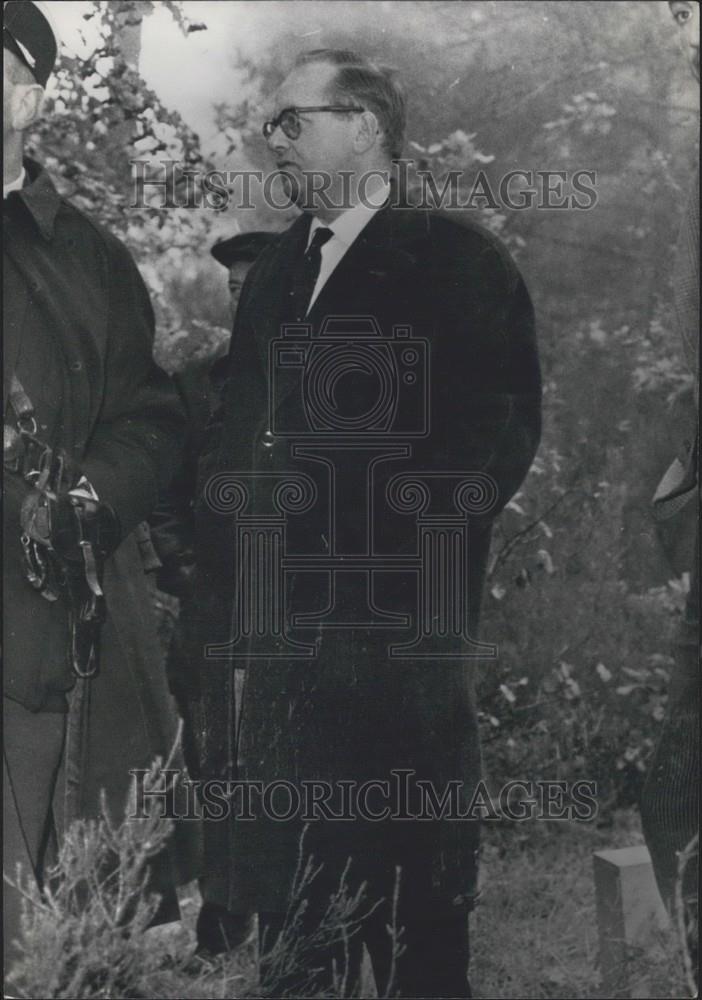 Press Photo Examining magistrate Bayle at a crime scene - Historic Images