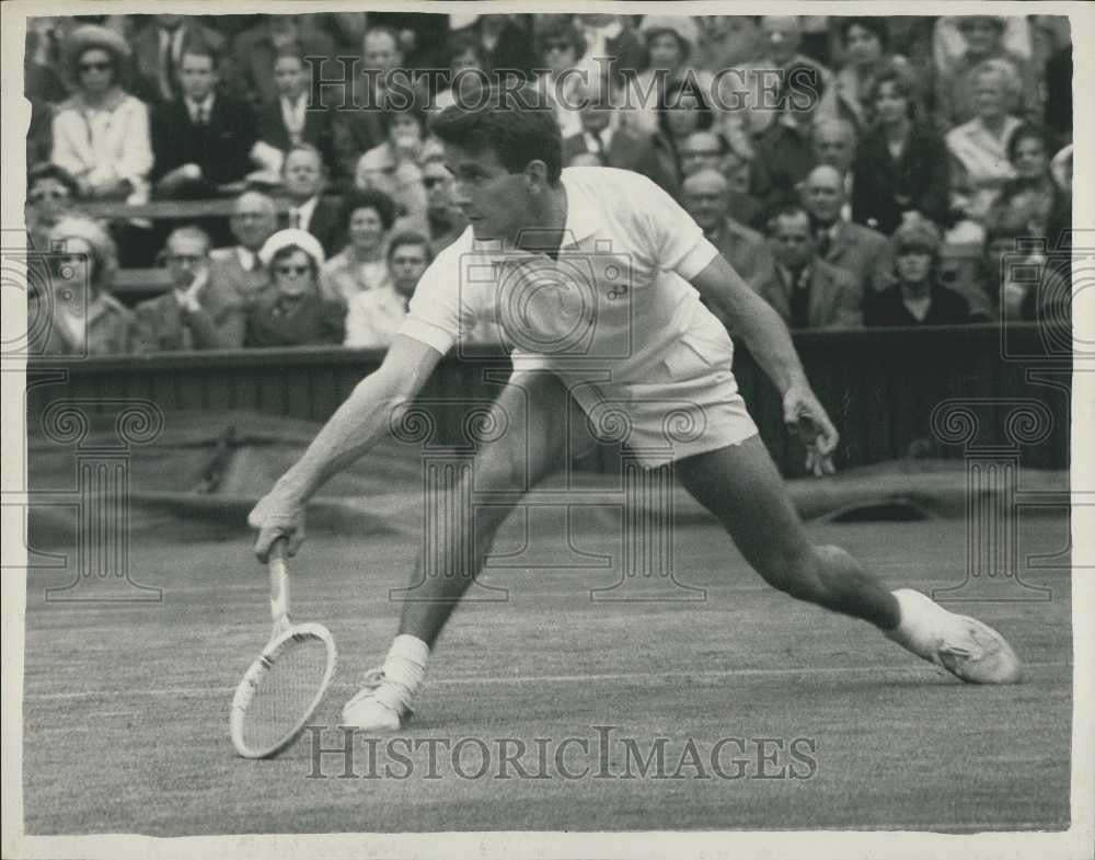 1962 Press Photo Mulligan Plays Against Fraser At Wimbledon - Historic Images