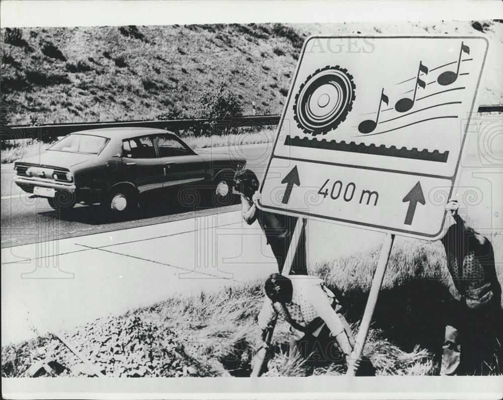 1975 Press Photo Singing Wheels Traffic Sign-Autobhan Gieben-Dortmund By Hessian - Historic Images