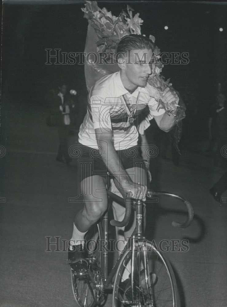 1964 Press Photo Tiemen Groen After Winning Amateur Pursuit Track Championship - Historic Images