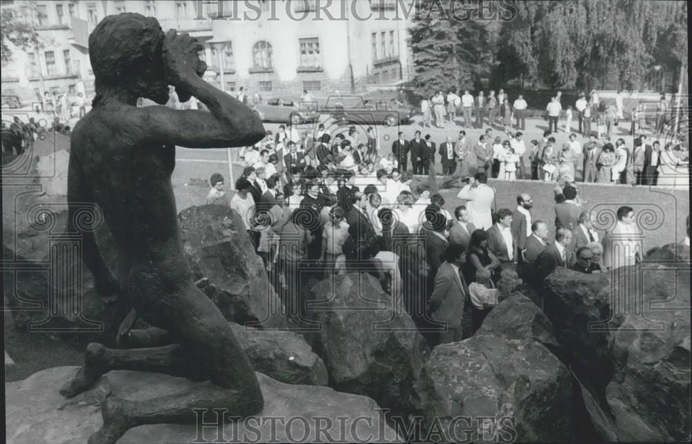 1980 Press Photo &quot;Kneeling Orpheus&quot; By Imre Varga In Tatabanya, Central Hungary - Historic Images