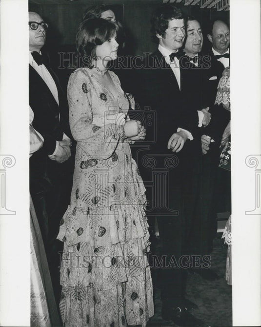 1974 Press Photo Lady Jane Wellesley Odeon Leicester Square Royal Film - Historic Images