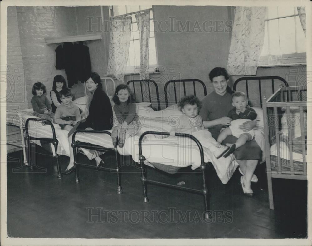 1961 Press Photo Mrs O'Brien with Seven of Her Eight Children in Shelter - Historic Images