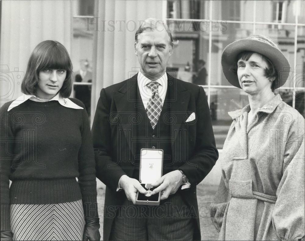 1976 Press Photo Sir Campbell Adamson Receiving His Knighthood From the Queen - Historic Images