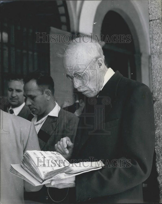 Press Photo Madrid Spain Stamp Market Gentleman Studies Stamps Sunday Mornings - Historic Images