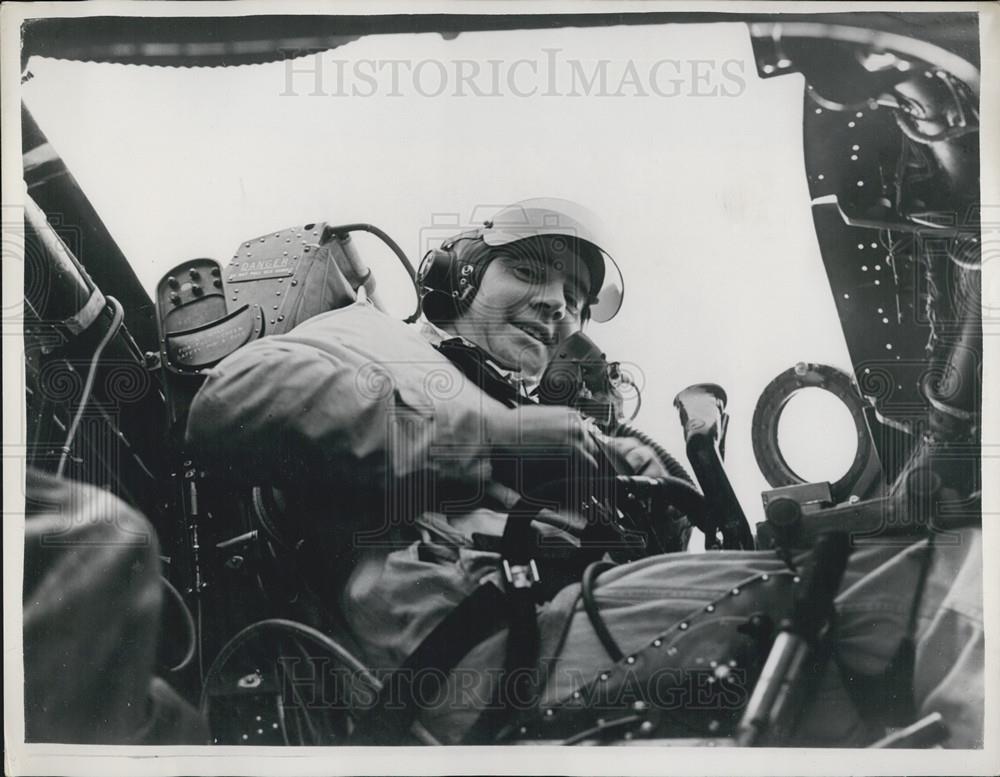 1953 Press Photo British Canberra Jet Bomber Pilot W. F. Gibb Sets Record - Historic Images