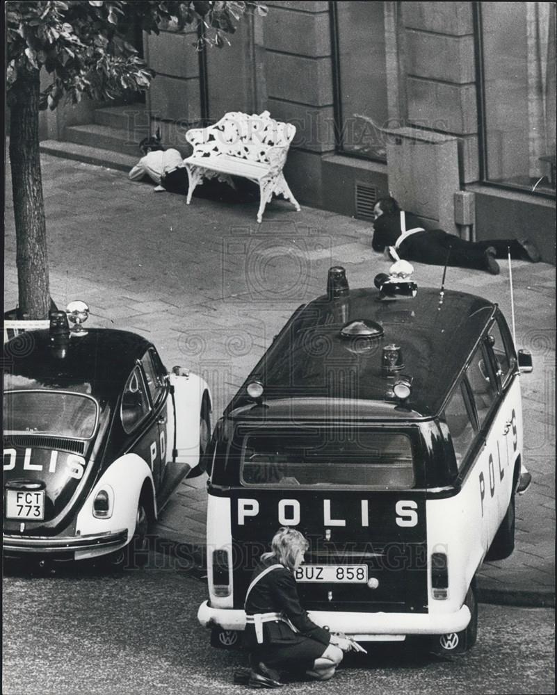 1973 Press Photo Gunman Holds Hostages In Stockholm Bank-Sweden - Historic Images