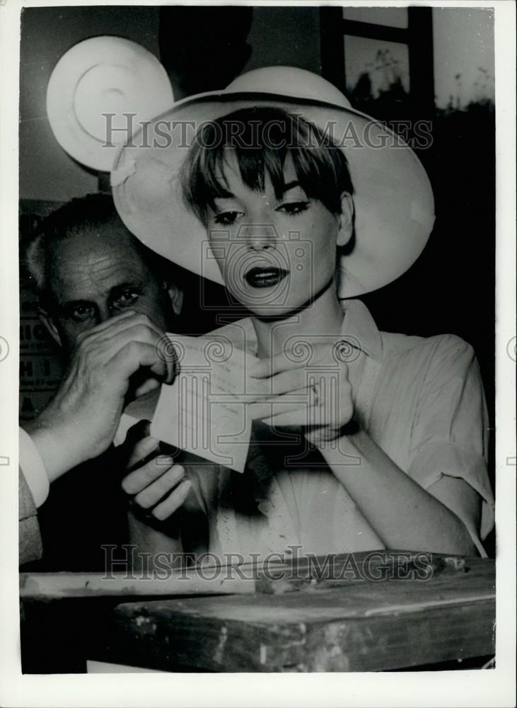 1968 Press Photo Elsa Martinelli Casts Her Vote - Historic Images