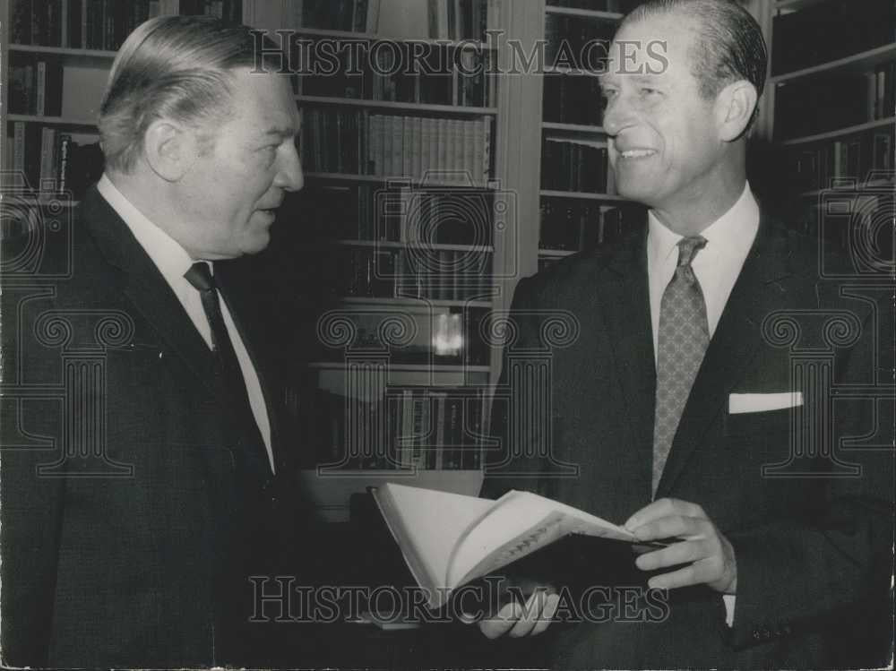 1971 Press Photo The Duke of Edinburgh with actor Martin Boddey - Historic Images