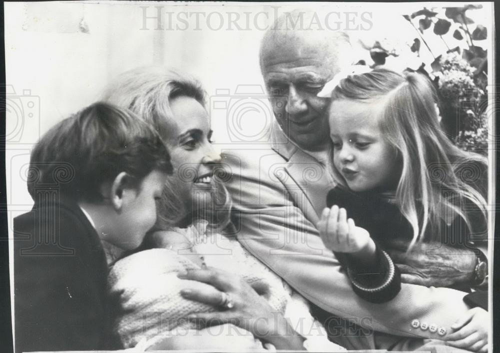 1972 Press Photo William McMahon Australian Prime Minister Having Baby Daughter - Historic Images