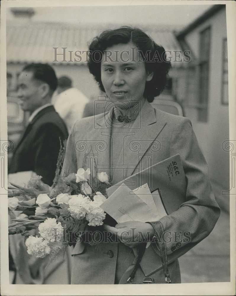 Press Photo Mrs. Chuag Mulan who is the Interpeter was Esented with a Bouqult - Historic Images