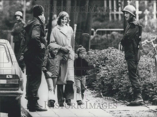 1977 Press Photo Schoolchildren, South Molucan Terrorists, Bovensmilde School - Historic Images