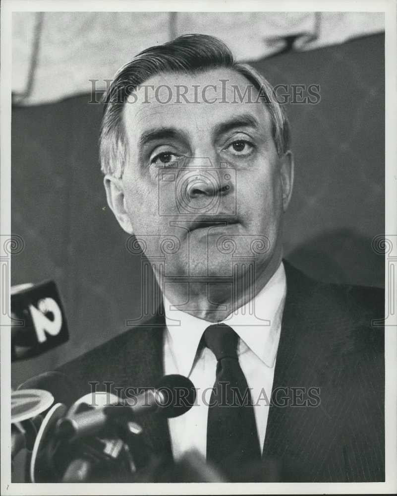 1983 Press Photo Democratic Presidential Candidate Walter Mondale New York - Historic Images