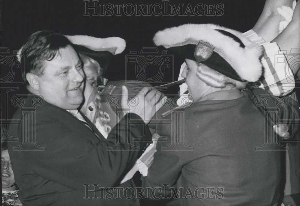 1960 Press Photo Dancing Mary Protects Minister Strauss - Historic Images