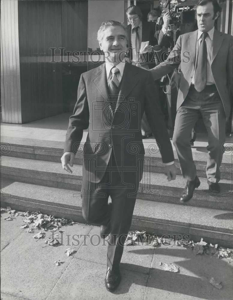 1975 Press Photo Crucial Talks on The Future of Chrysler&#39;s Operations - Historic Images