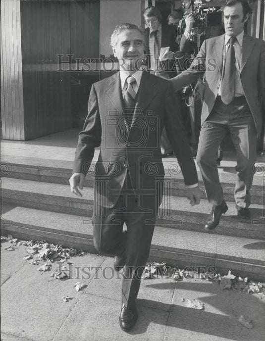 1975 Press Photo Crucial Talks on The Future of Chrysler's Operations - Historic Images