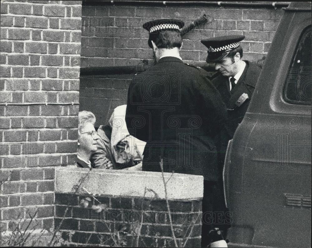 1974 Press Photo Allison Thompson And 2 Girls In Cordon Court Over Gun Charges - Historic Images