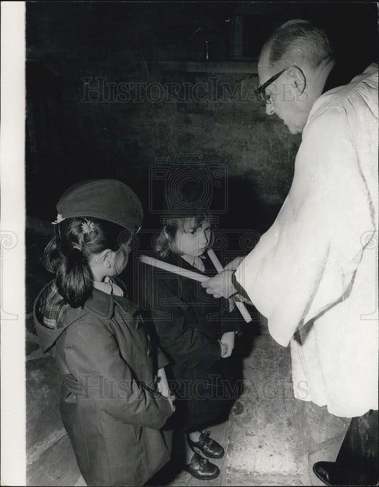 1972 Press Photo Annual Blessing the Throats Ceremony-St. Ethelreda's Church, - Historic Images