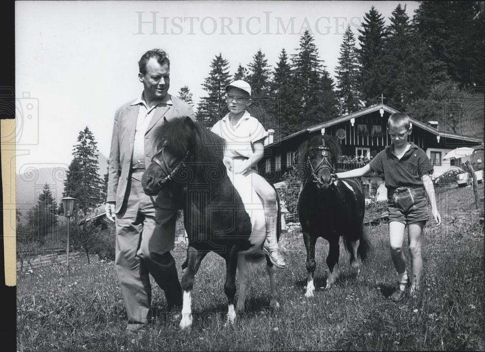 1959 Press Photo Mayor Berlin Willy Brandt Family Vacation Fontasch Farm - Historic Images