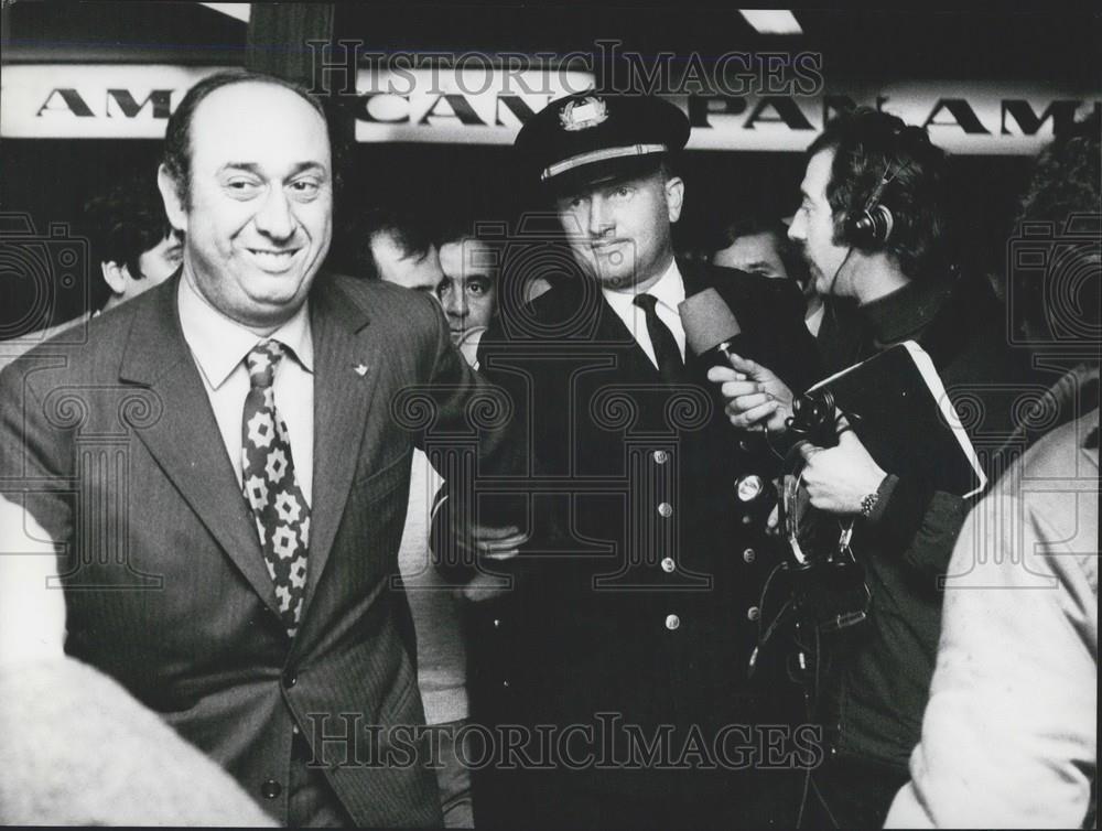 1971 Press Photo Captain James Nizell Of Hijacked Boeing Plane Argentine Police - Historic Images