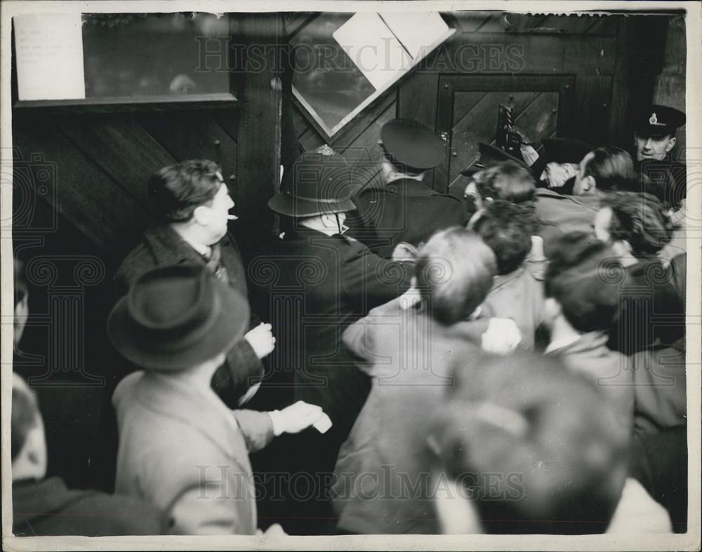 1953 Press Photo Crowds as Derek Bentley Executed At Wandsworth Jail - Historic Images