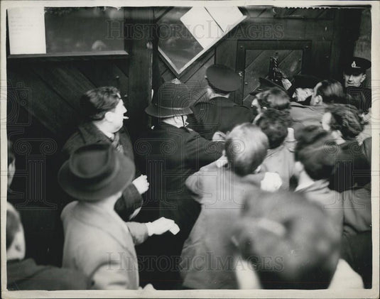 1953 Press Photo Crowds as Derek Bentley Executed At Wandsworth Jail - Historic Images
