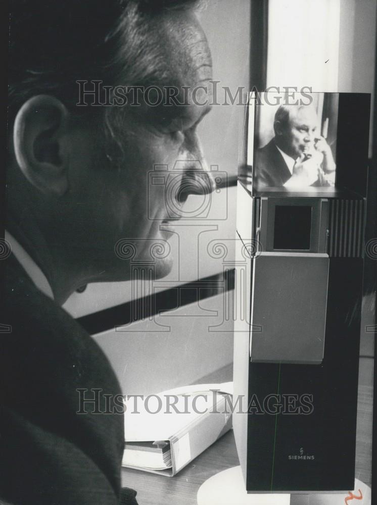 1971 Press Photo Television-Telephone Georg Leber, Siemens Munich - Historic Images