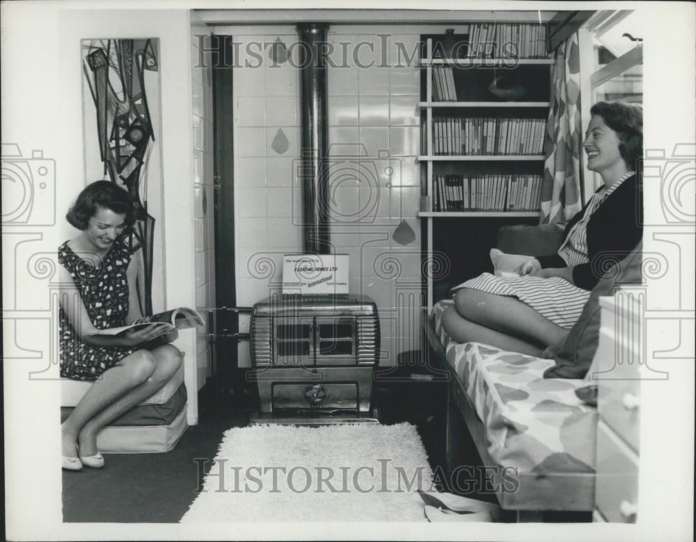 1961 Press Photo Floating Homes Ltd. Shows their new Floating Home - Historic Images