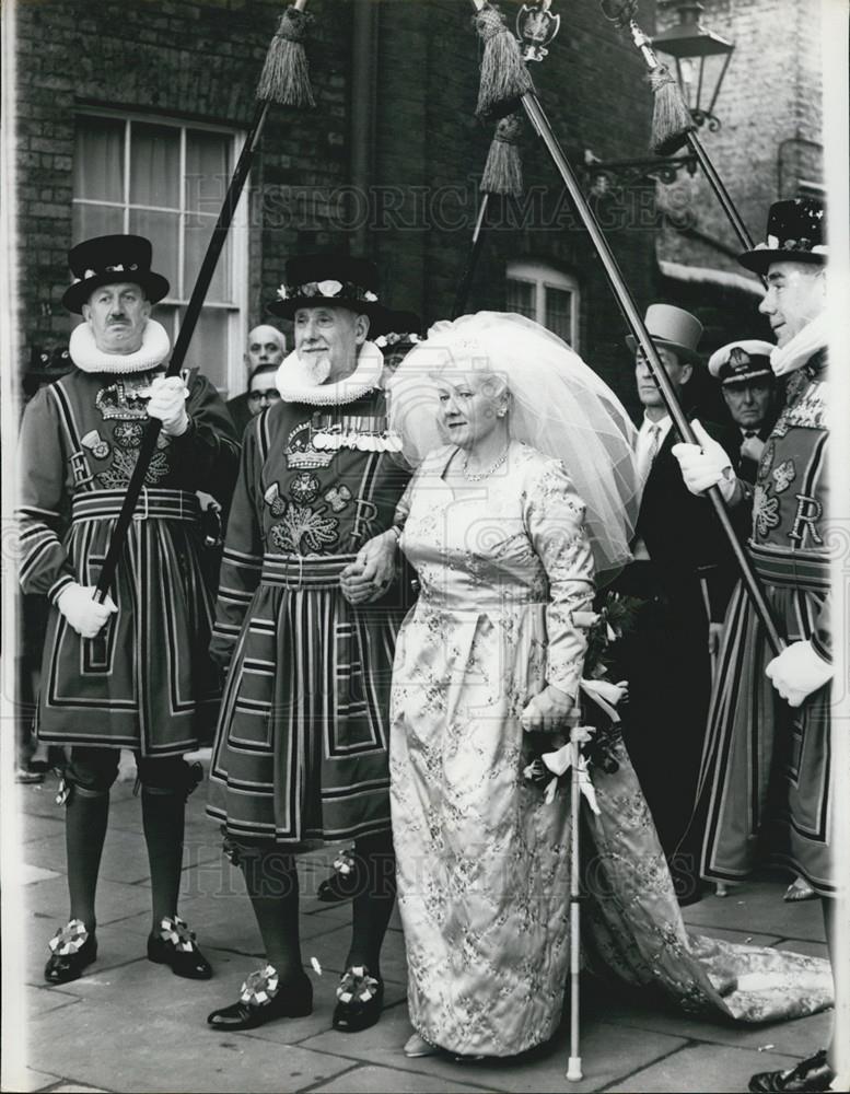 1964 Press Photo Yeoman Warder Gilbert Futter Wedding Maureen Strove-Williams - Historic Images