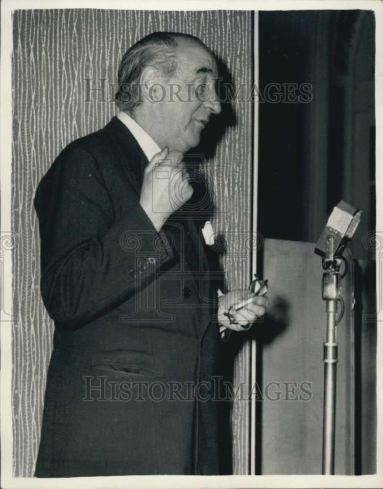 1956 Press Photo Sir Bernard Docker Holds Press Conference - Historic Images