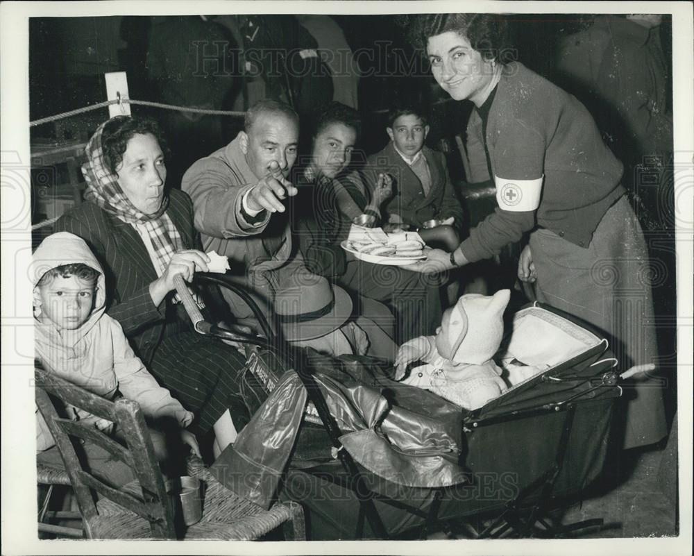 1956 Press Photo British Refugees arrive in Cyprus from Egypt - Historic Images