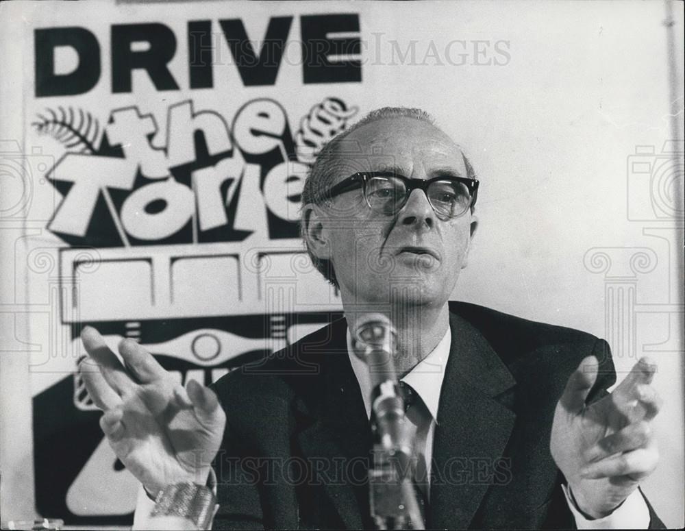 1974 Press Photo Communist Pty Publishes Election Manifesto-John Gollan Gen Secy - Historic Images