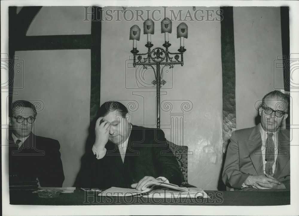 1957 Press Photo West German defense Minister Holds Press Conference - Historic Images