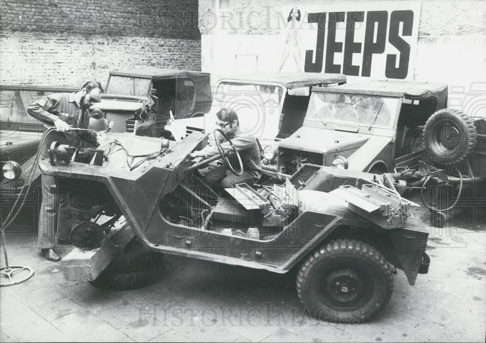 1972 Press Photo Cars with the &quot;military-look&quot; ... are being sold in Frankfurt - Historic Images