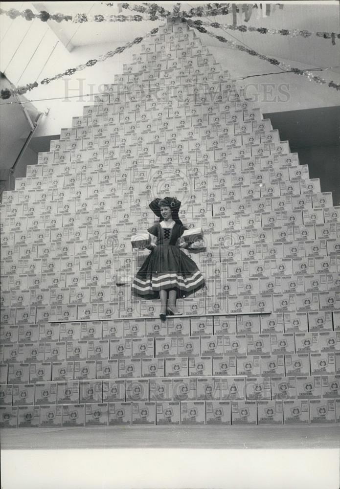 1959 Press Photo Ten-Ton Biscuit Pyramid For Charity Gift-Alsatian Girl Factory - Historic Images