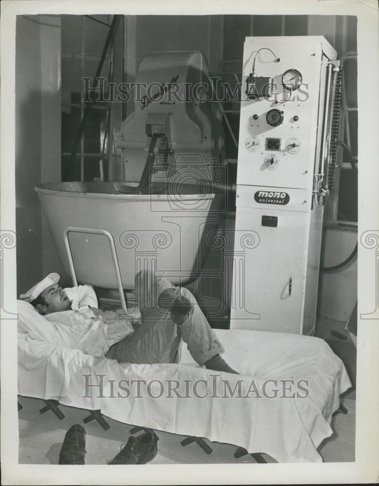 1956 Press Photo A British machine called &#39;&#39;The Sleeping Baker&#39;&#39; - Historic Images