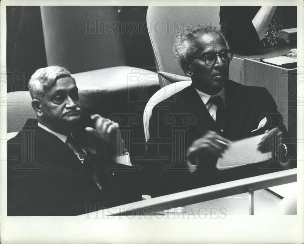 1962 Press Photo India Minister of Defense Krishna Menon, BN Chakravartt - Historic Images