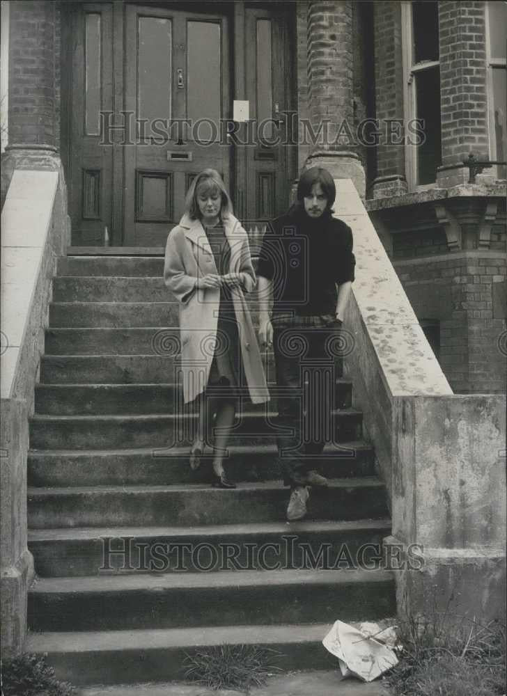 1965 Press Photo Michael Chaplain, Wife Patricia Johns - Historic Images